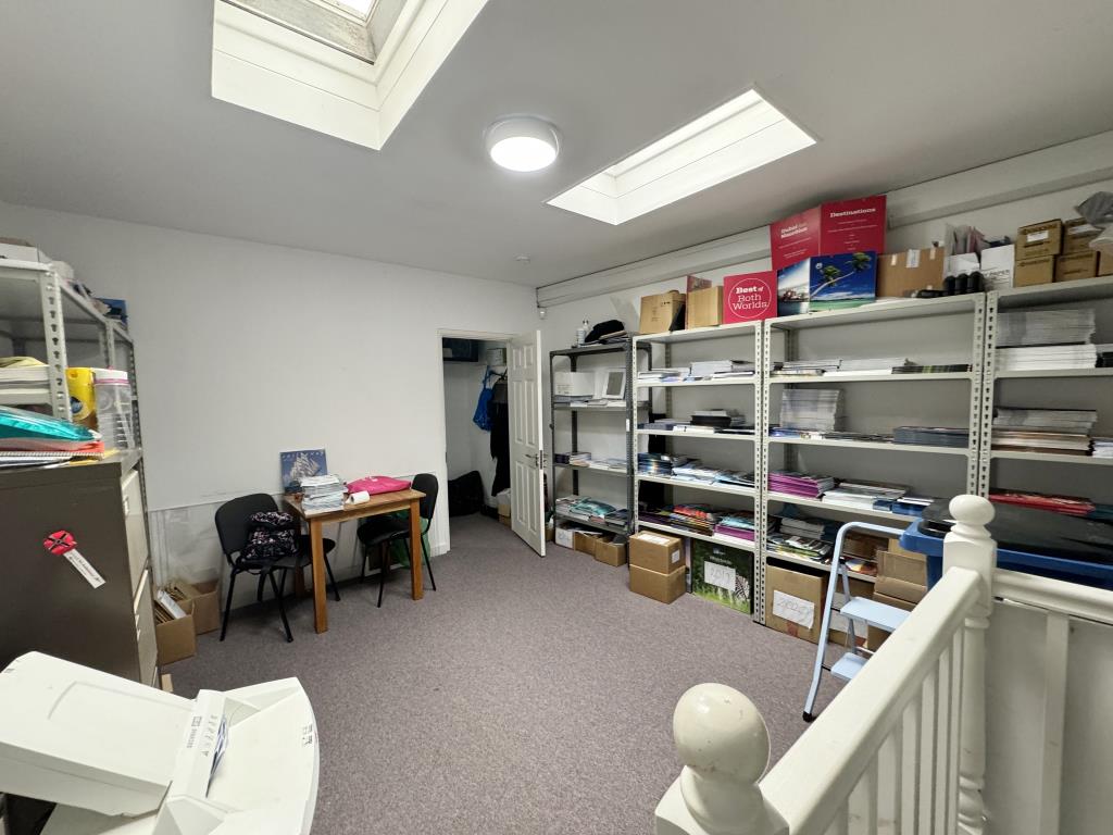 Lot: 95 - MIXED-USE INVESTMENT WITH HIGH YIELD - View of the store room/meeting room commercial
